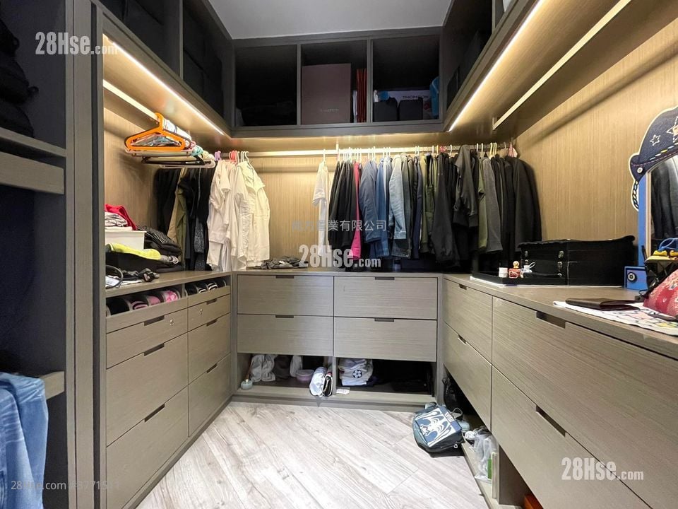 Hill Wood Sell 4 Bedrooms , 3 Bathrooms 1,400 ft²