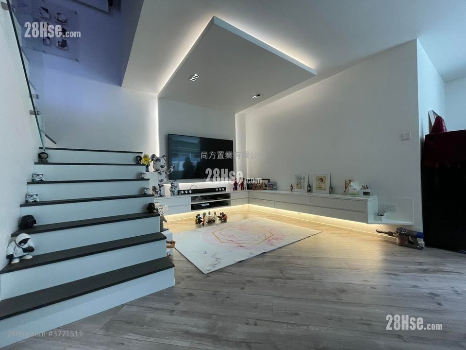 Hill Wood Sell 4 Bedrooms , 3 Bathrooms 1,400 ft²