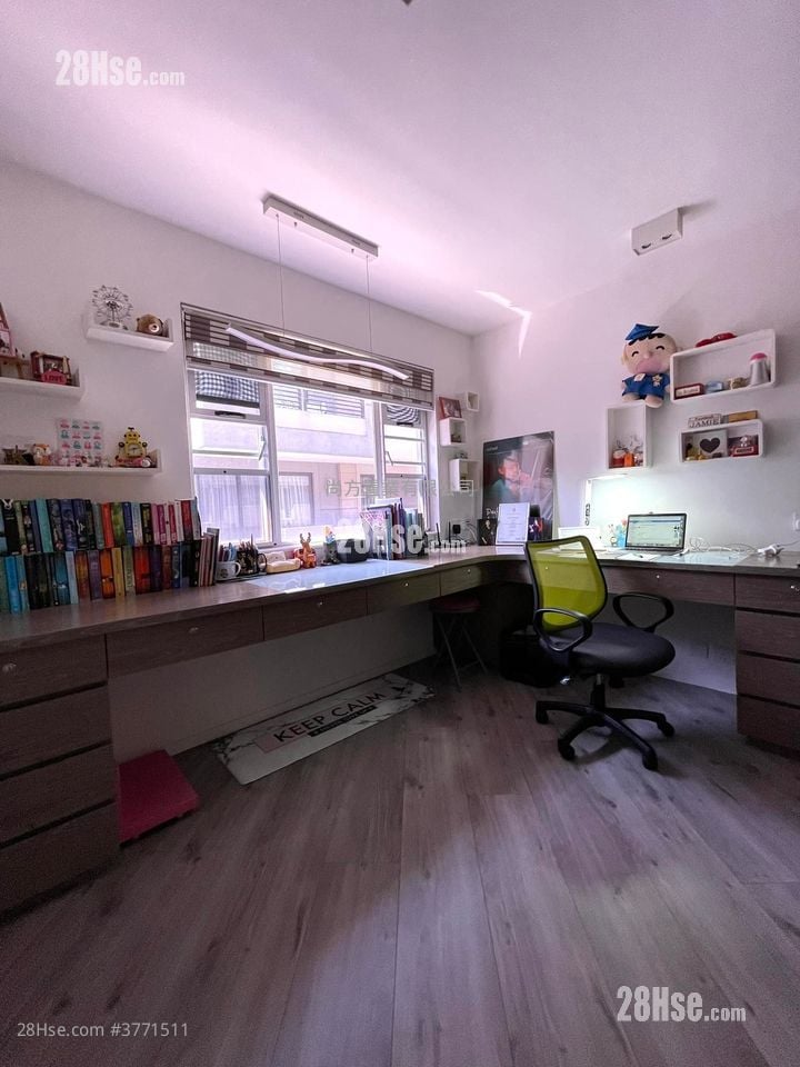 Hill Wood Sell 4 Bedrooms , 3 Bathrooms 1,400 ft²