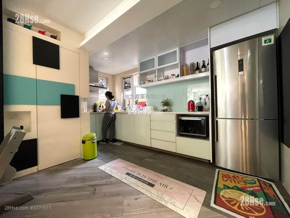 Hill Wood Sell 4 Bedrooms , 3 Bathrooms 1,400 ft²