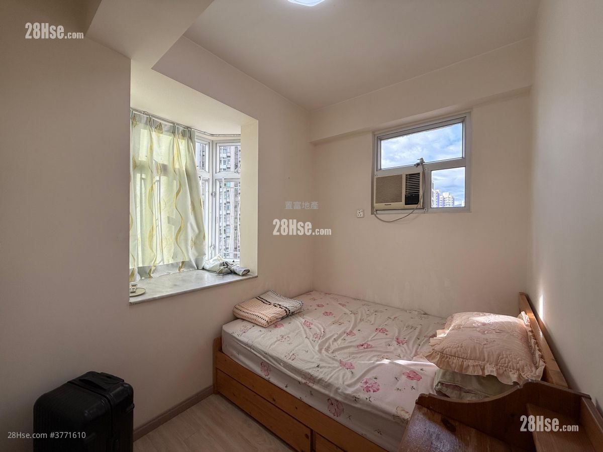 Kwai Fong Terrace Sell 3 Bedrooms , 1 Bathroom 473 ft²