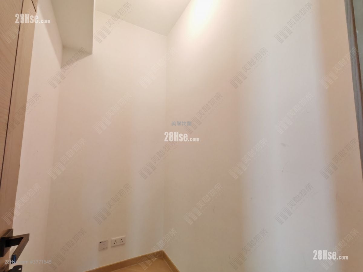 Grand Central Sell 3 Bedrooms 832 ft²