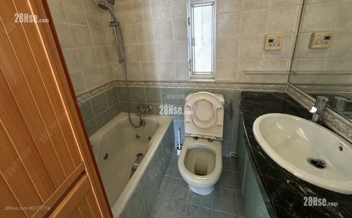 Lucky Plaza Sell 2 Bedrooms , 1 Bathroom 390 ft²