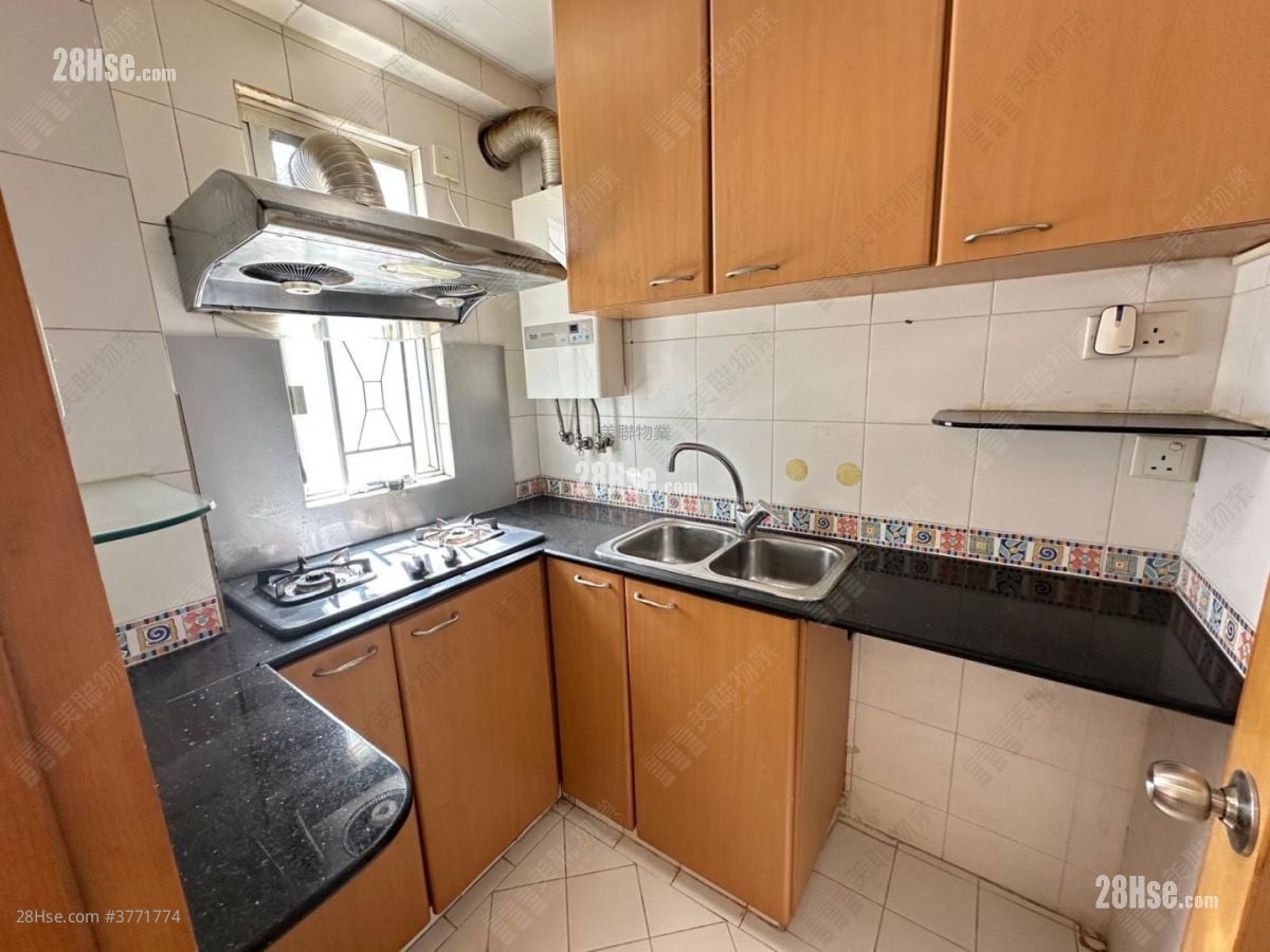 Lucky Plaza Sell 2 Bedrooms , 1 Bathroom 390 ft²