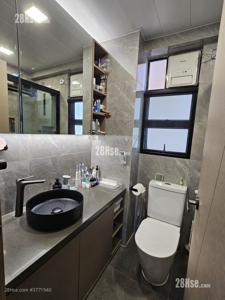 Nan Fung Plaza Sell 3 Bedrooms , 2 Bathrooms 659 ft²