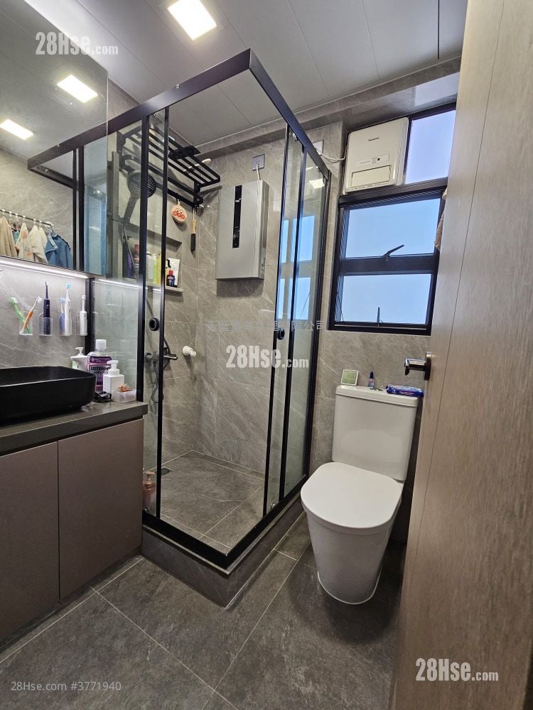 Nan Fung Plaza Sell 3 Bedrooms , 2 Bathrooms 659 ft²