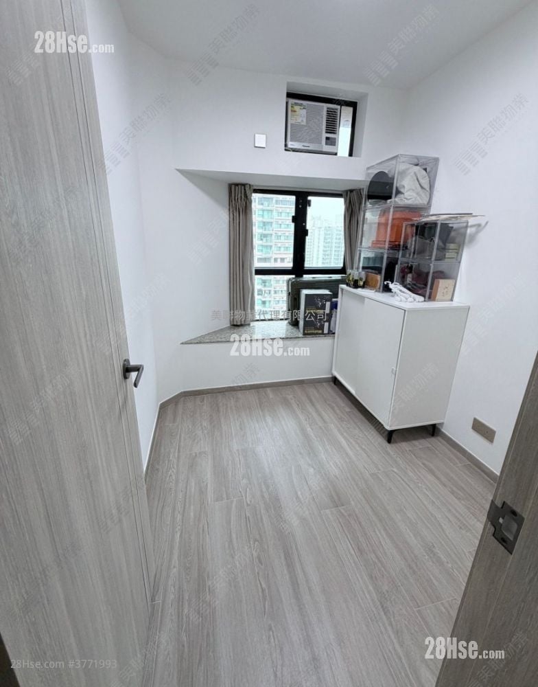 Nan Fung Plaza Sell 3 Bedrooms , 1 Bathroom 608 ft²