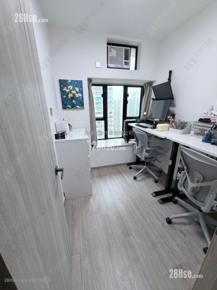 Nan Fung Plaza Sell 3 Bedrooms , 1 Bathroom 608 ft²