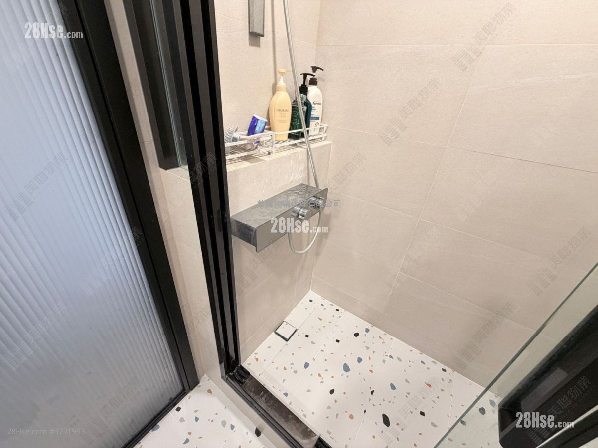 Nan Fung Plaza Sell 3 Bedrooms , 1 Bathroom 608 ft²