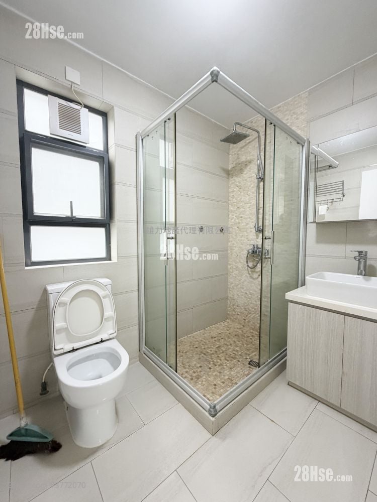 村屋 租盘 4 房 , 3 浴室 1,400 平方尺