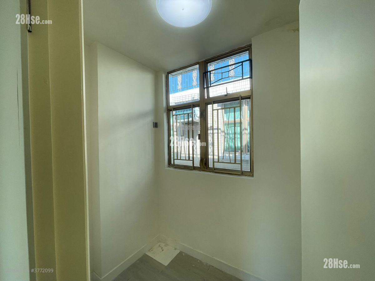 Classical Gardens Sell 4 Bedrooms , 2 Bathrooms 888 ft²