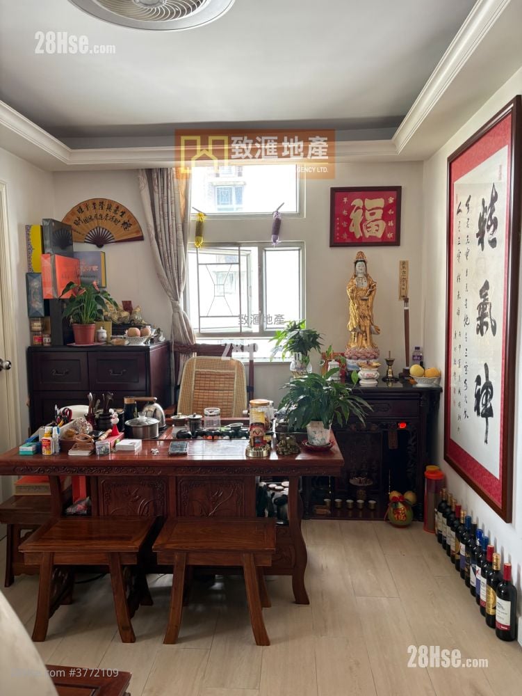 Kwai Chun Court Sell 3 Bedrooms 645 ft²