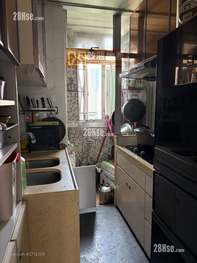 Kwai Chun Court Sell 3 Bedrooms 645 ft²