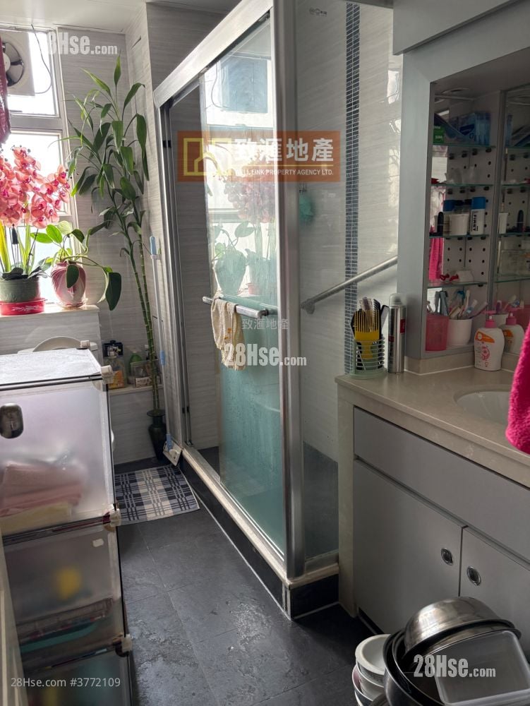 Kwai Chun Court Sell 3 Bedrooms 645 ft²