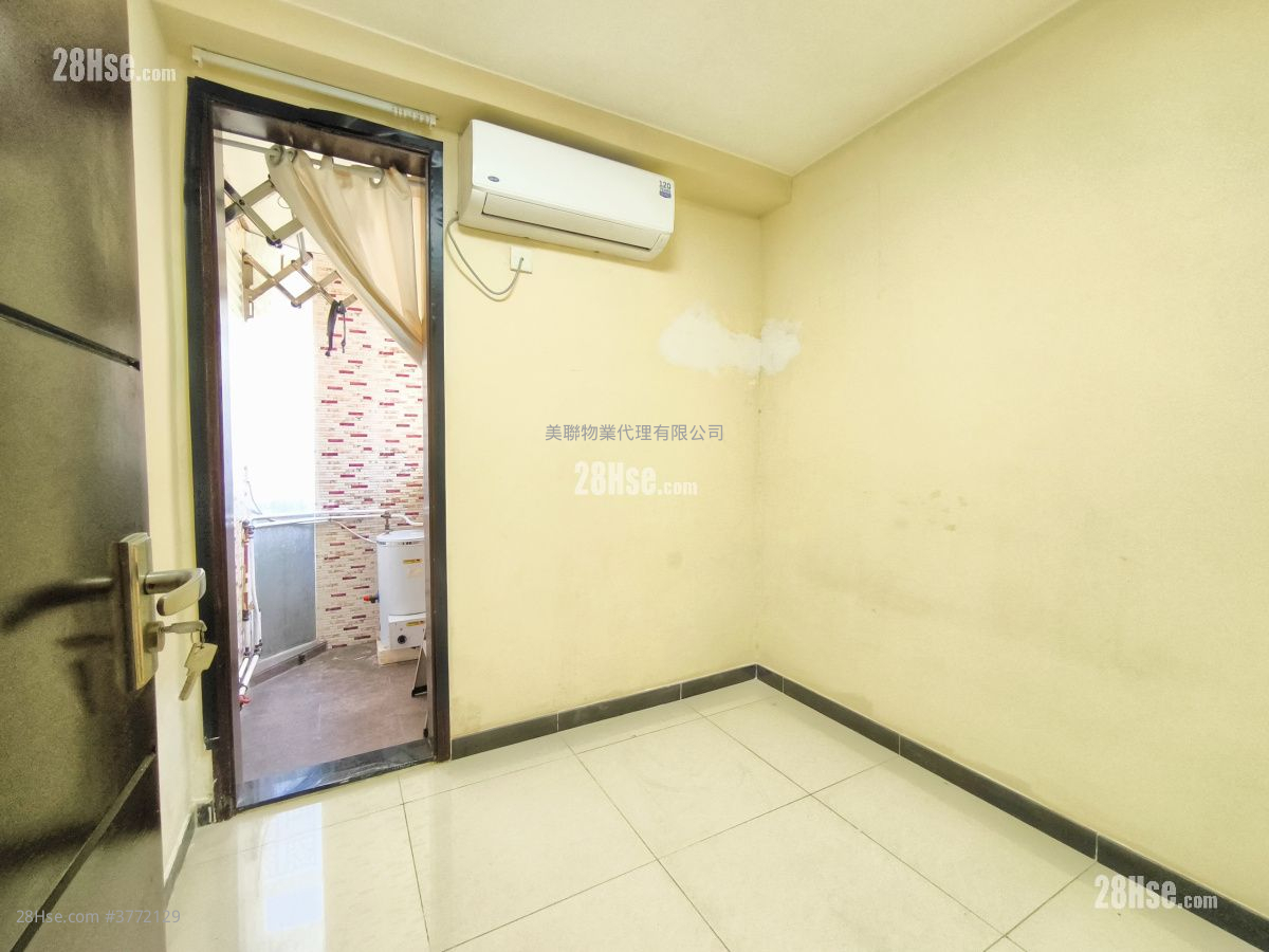 Mei Foo Sun Chuen Sell 4 Bedrooms , 2 Bathrooms 1,121 ft²
