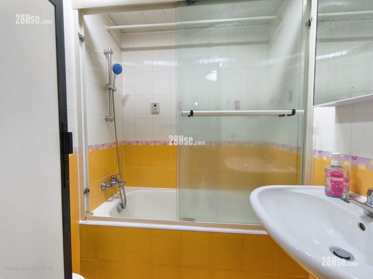 Mei Foo Sun Chuen Sell 3 Bedrooms , 2 Bathrooms 694 ft²