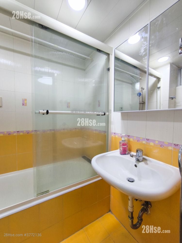 Mei Foo Sun Chuen Sell 3 Bedrooms , 2 Bathrooms 694 ft²