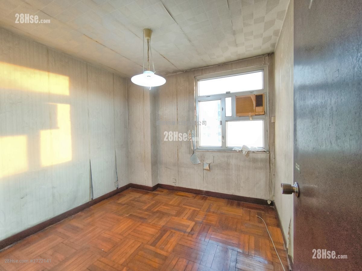 Mei Foo Sun Chuen Sell 3 Bedrooms , 2 Bathrooms 906 ft²