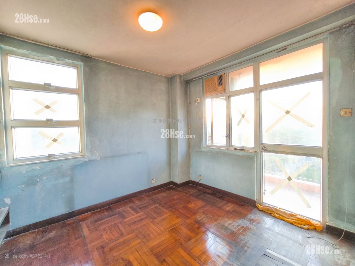 Mei Foo Sun Chuen Sell 3 Bedrooms , 2 Bathrooms 906 ft²