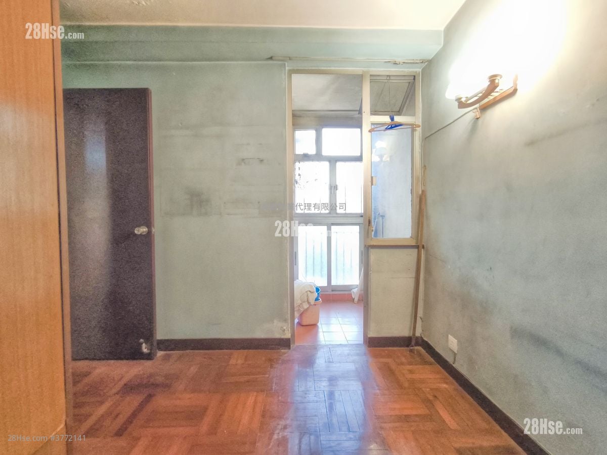 Mei Foo Sun Chuen Sell 3 Bedrooms , 2 Bathrooms 906 ft²