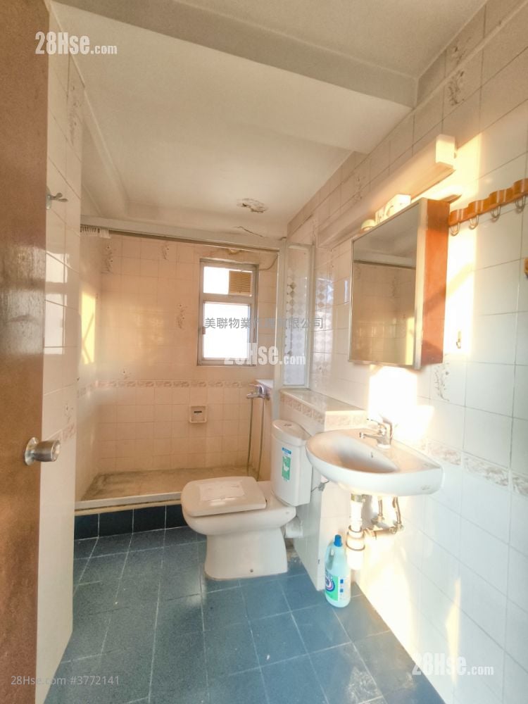 Mei Foo Sun Chuen Sell 3 Bedrooms , 2 Bathrooms 906 ft²