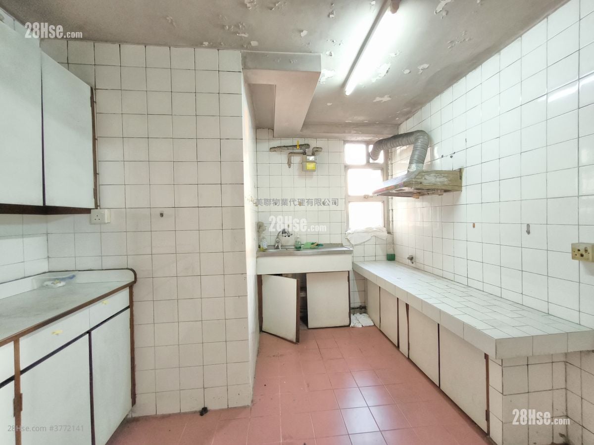 Mei Foo Sun Chuen Sell 3 Bedrooms , 2 Bathrooms 906 ft²