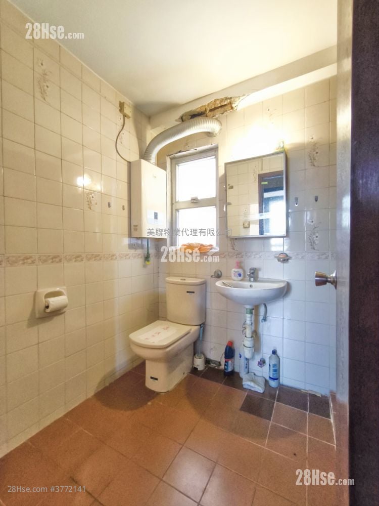 Mei Foo Sun Chuen Sell 3 Bedrooms , 2 Bathrooms 906 ft²