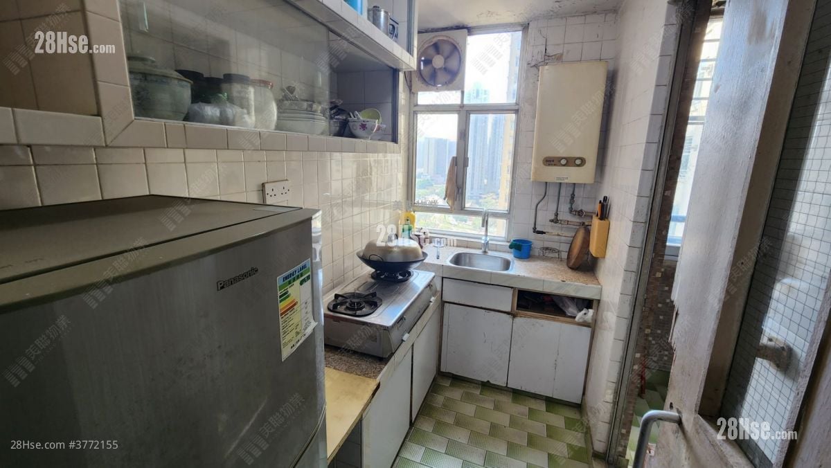 Lung Poon Court Sell 2 Bedrooms