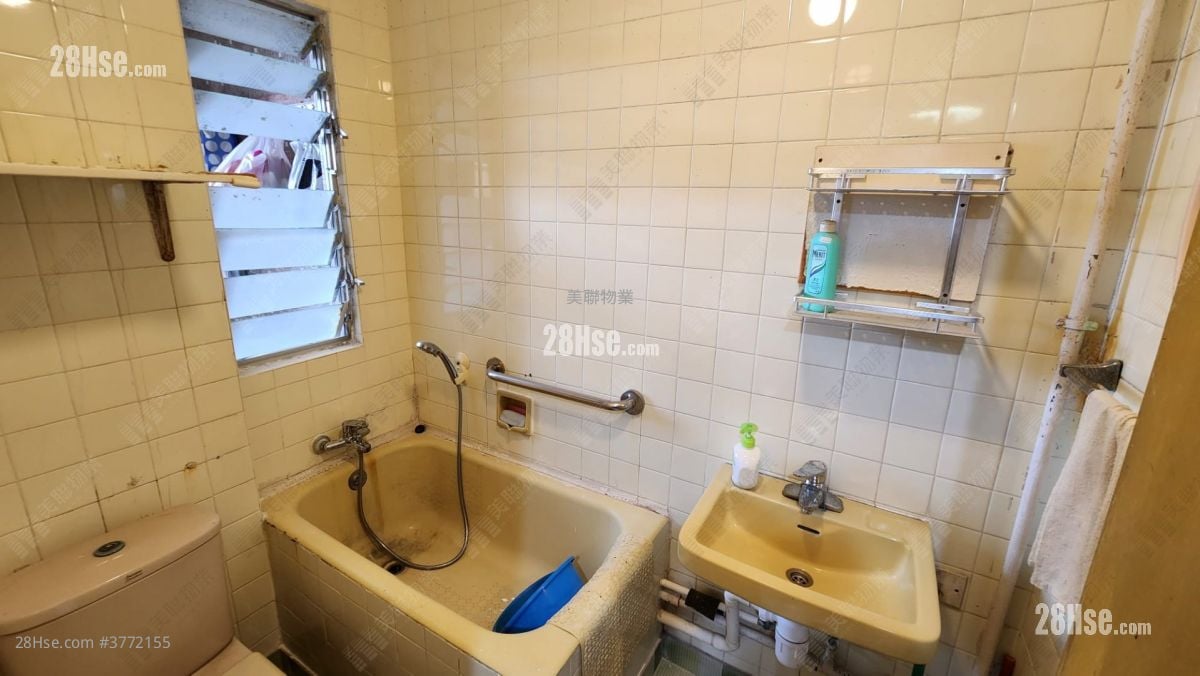 Lung Poon Court Sell 2 Bedrooms