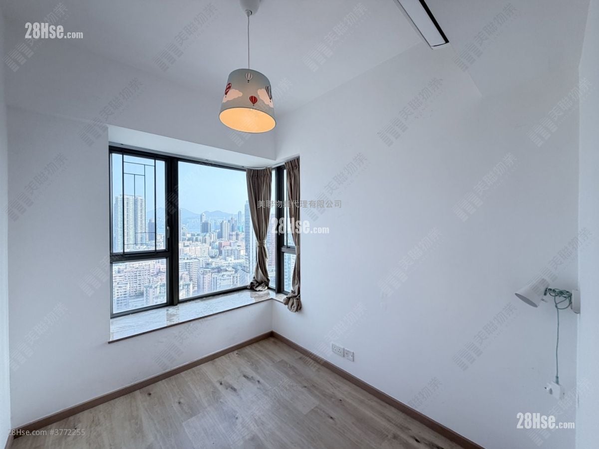 The Bloomsville Sell 3 Bedrooms 704 ft²