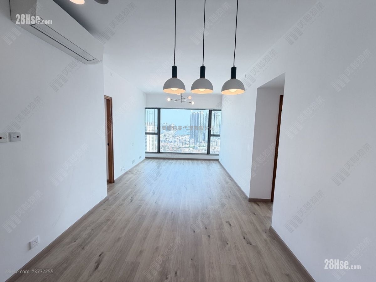 The Bloomsville Sell 3 Bedrooms 704 ft²