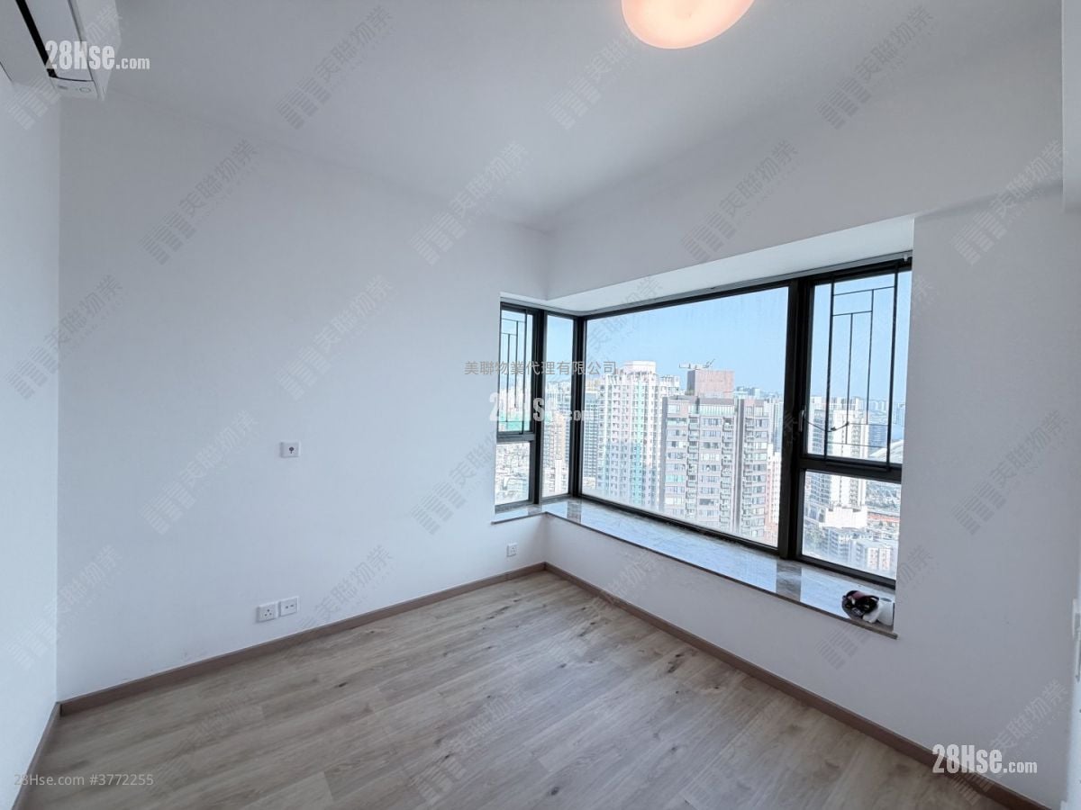 The Bloomsville Sell 3 Bedrooms 704 ft²