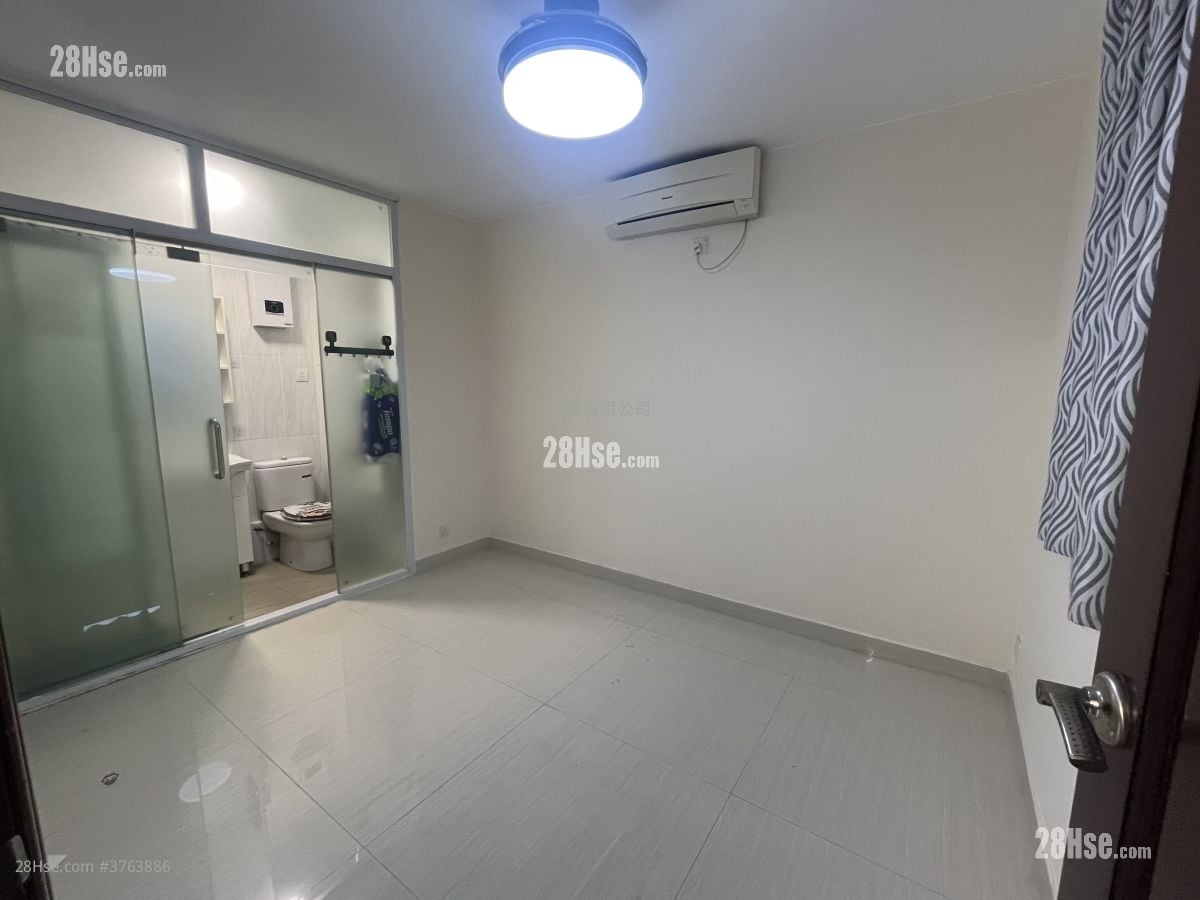 Village Sell 700 ft²