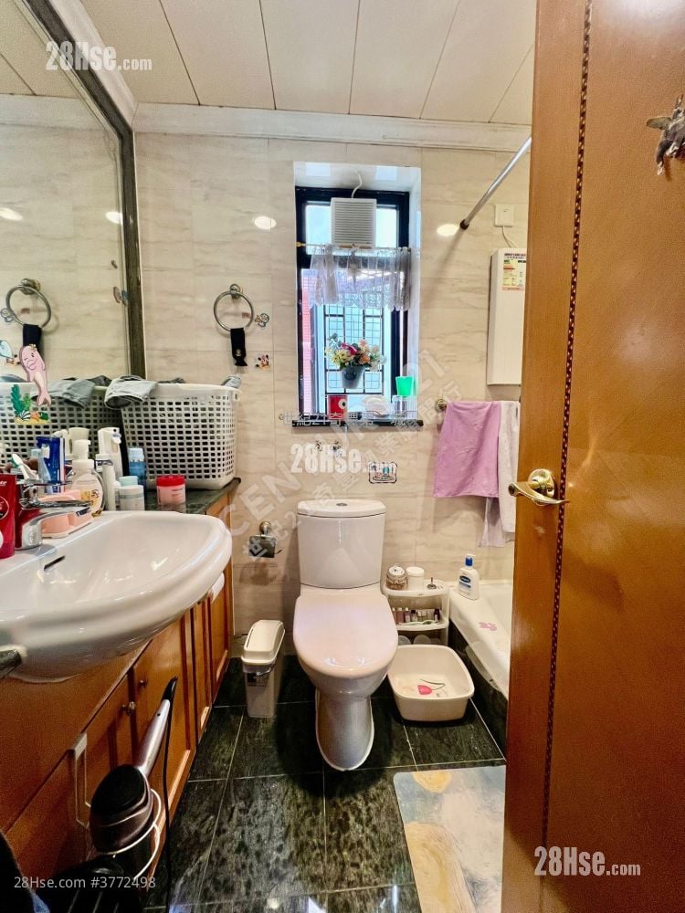 Castello Sell 3 Bedrooms , 2 Bathrooms 901 ft²