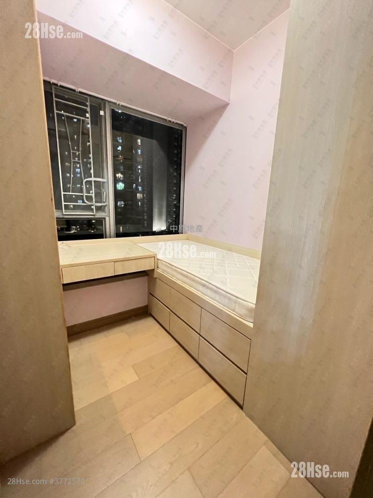 The Reach Sell 2 Bedrooms 440 ft²