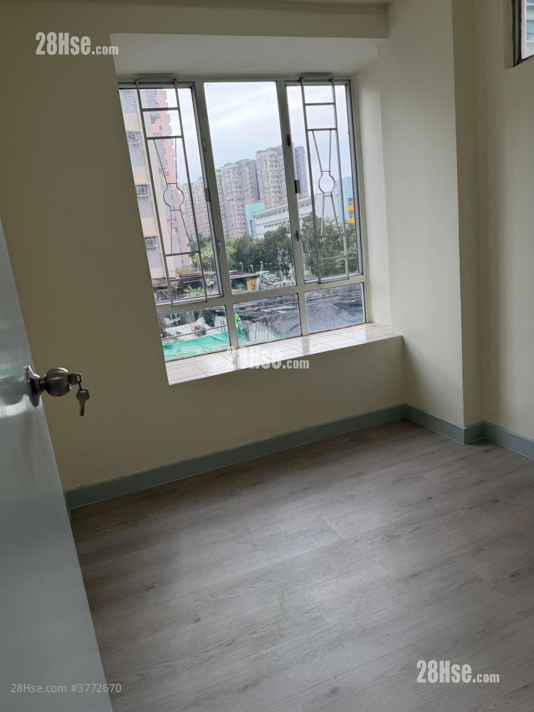 Tai Wo Centre Sell 2 Bedrooms 294 ft²
