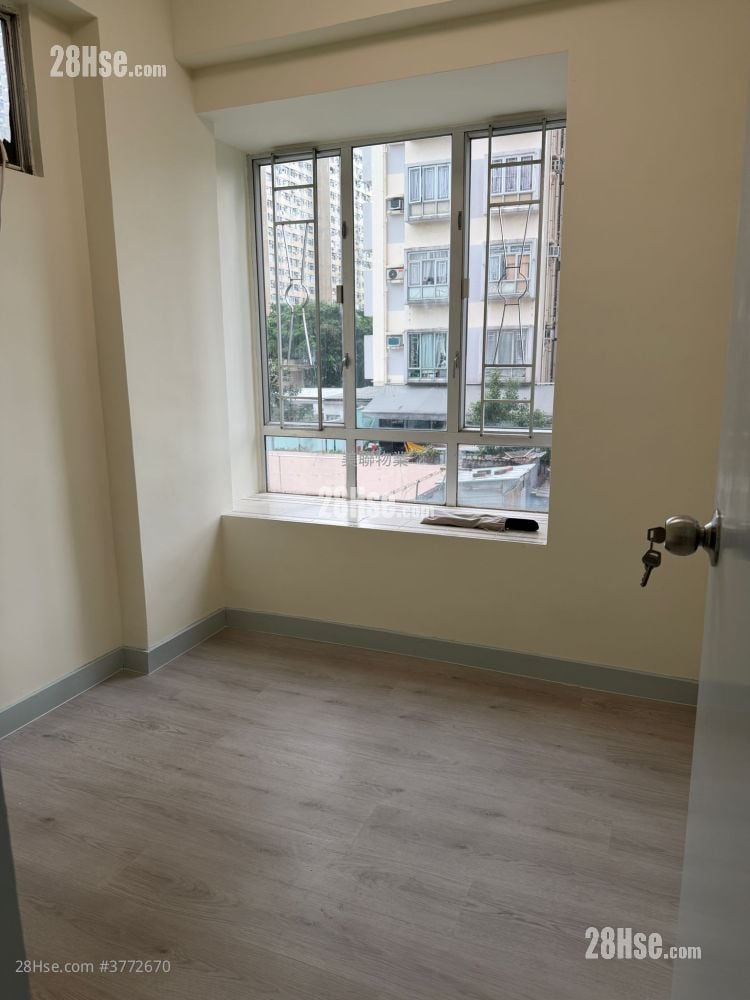 Tai Wo Centre Sell 2 Bedrooms 294 ft²