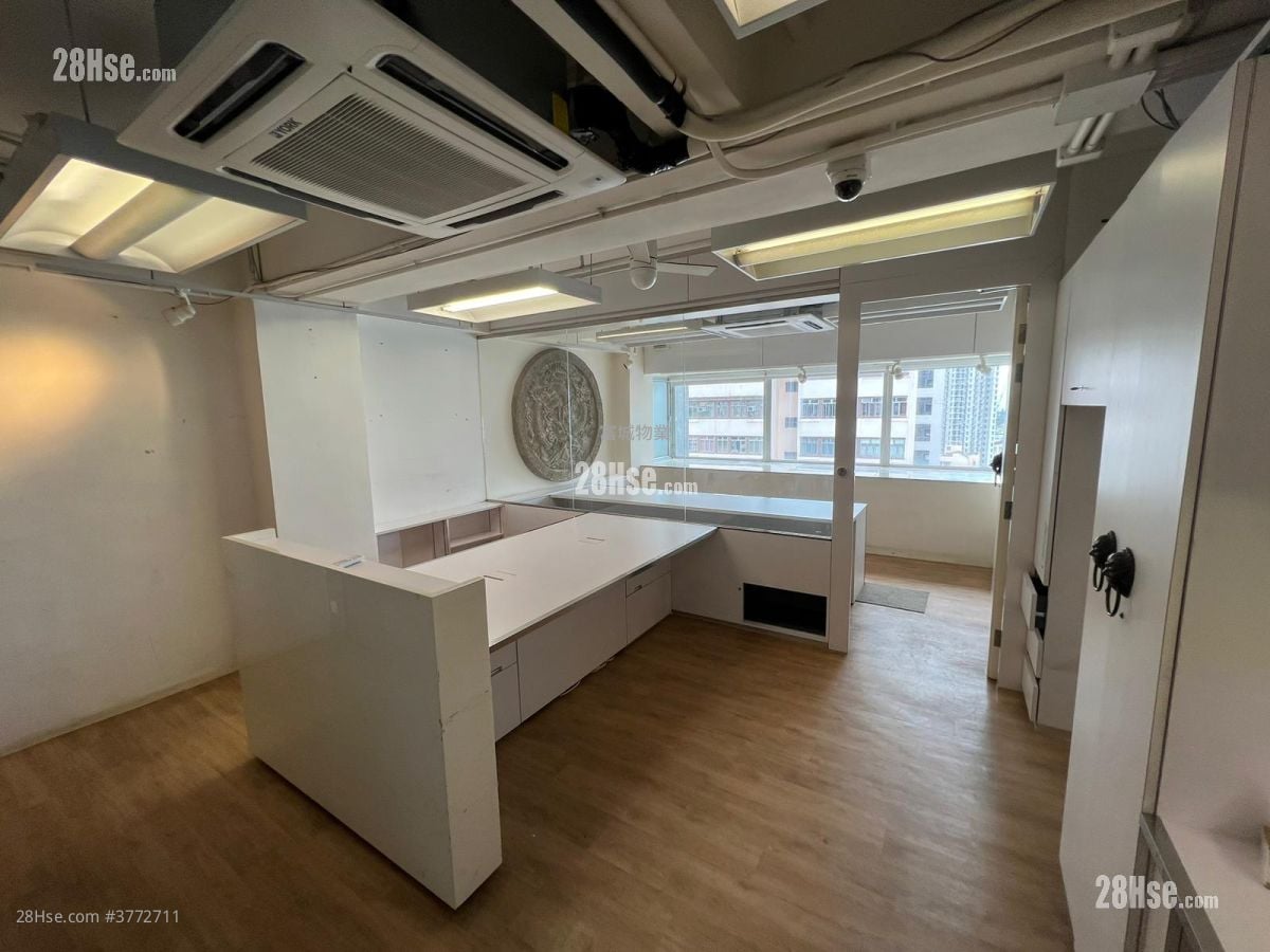 Ruby Comm Hse Sell Studio , 1 Toilet