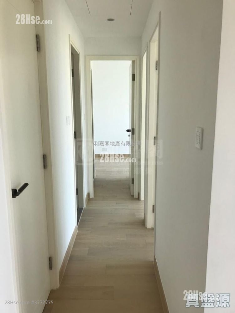 Savannah Sell 3 Bedrooms , 2 Bathrooms 697 ft²