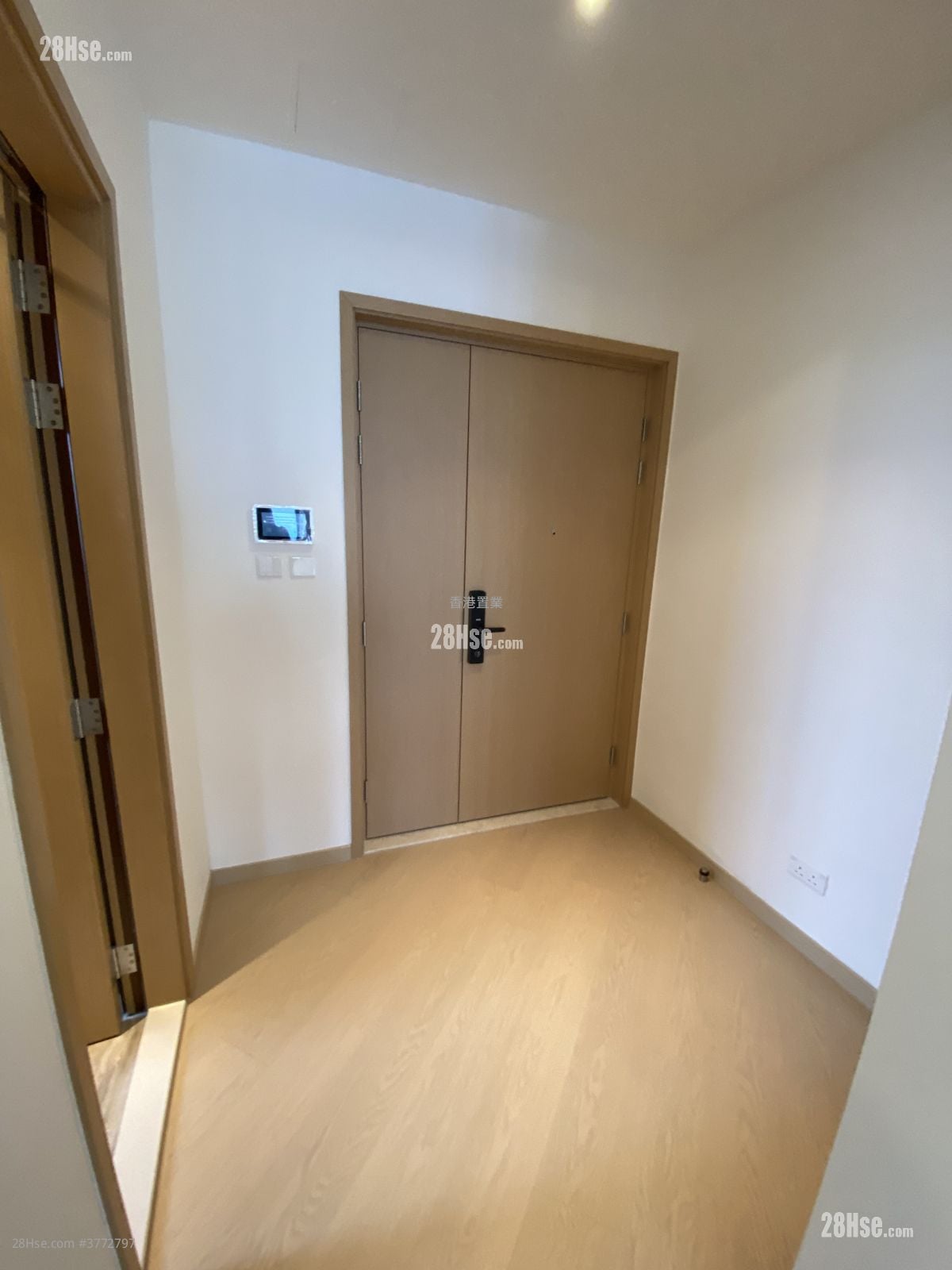 Lp10 Sell 4 Bedrooms , 3 Bathrooms 1,204 ft²