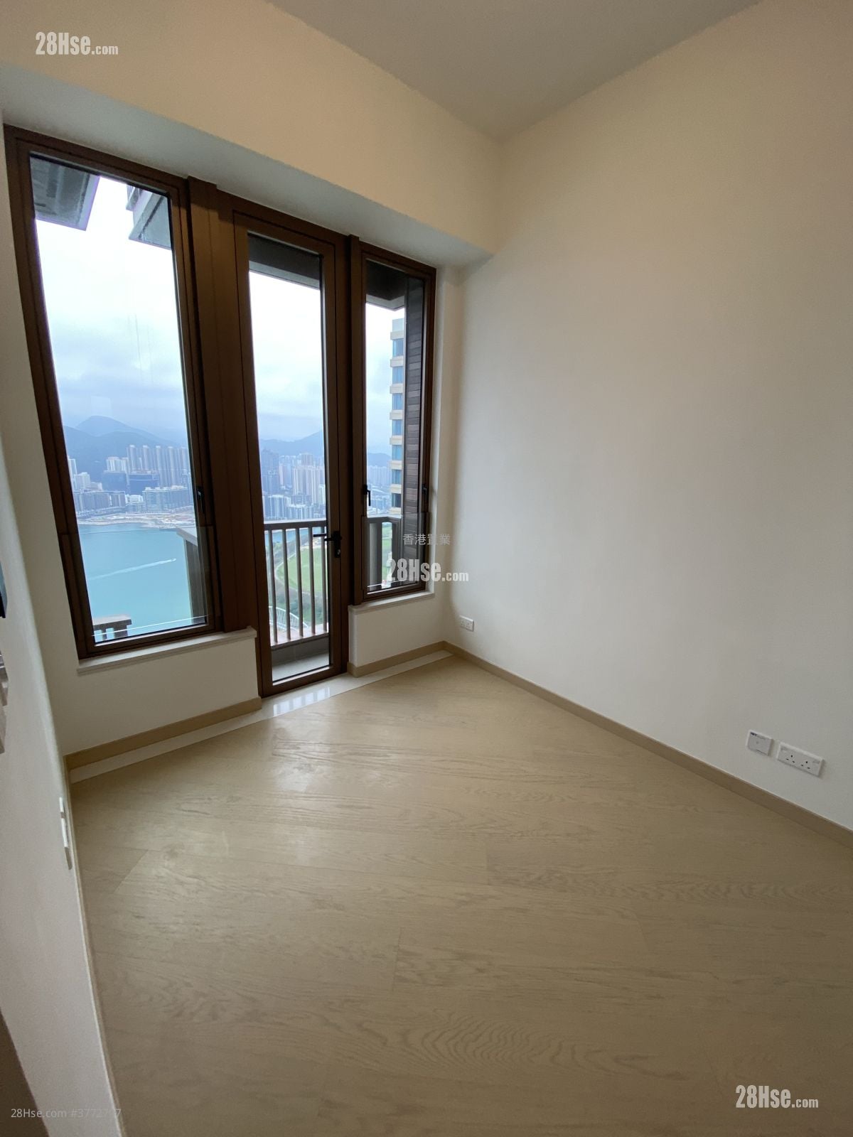 Lp10 Sell 4 Bedrooms , 3 Bathrooms 1,204 ft²