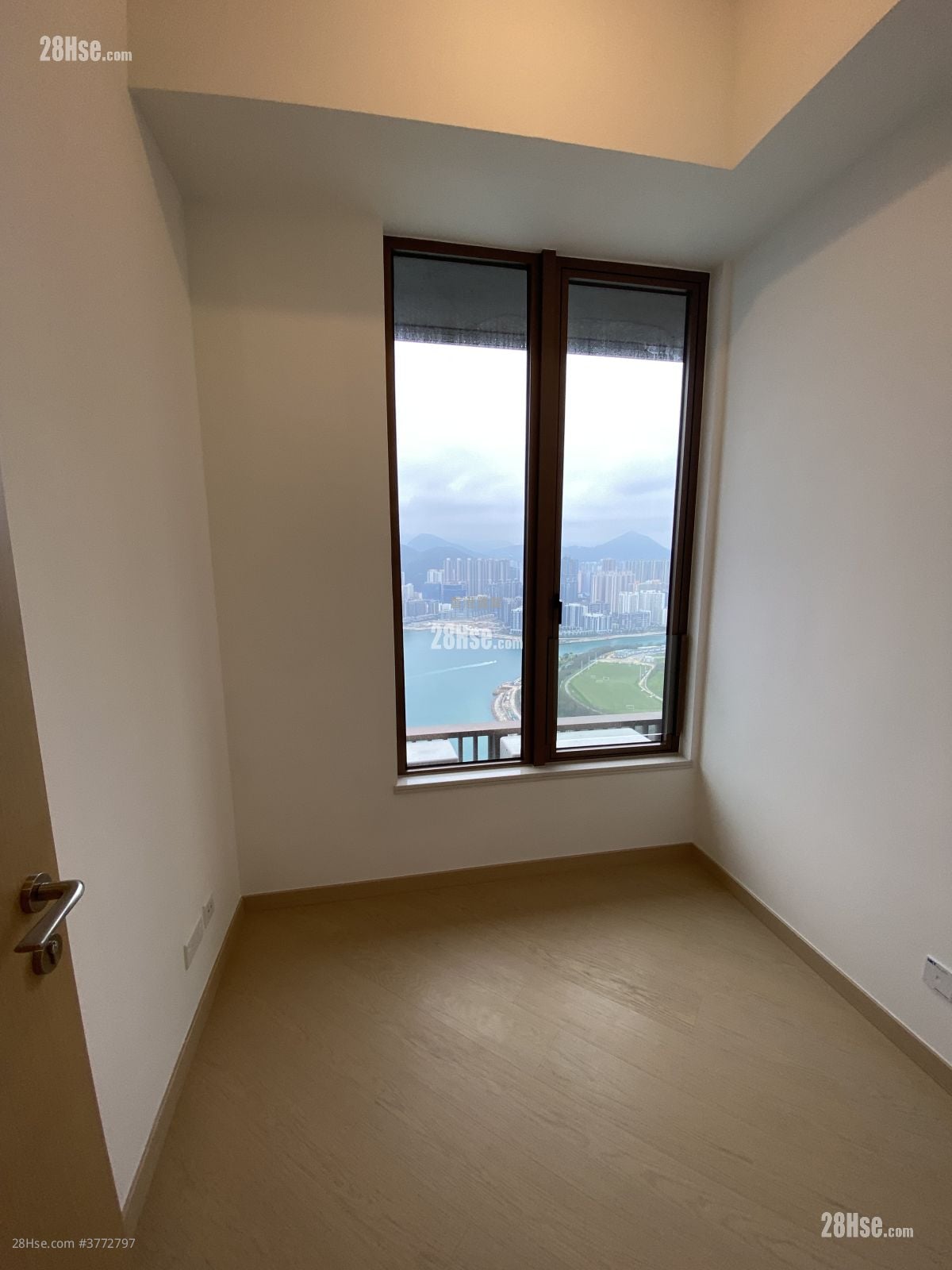 Lp10 Sell 4 Bedrooms , 3 Bathrooms 1,204 ft²