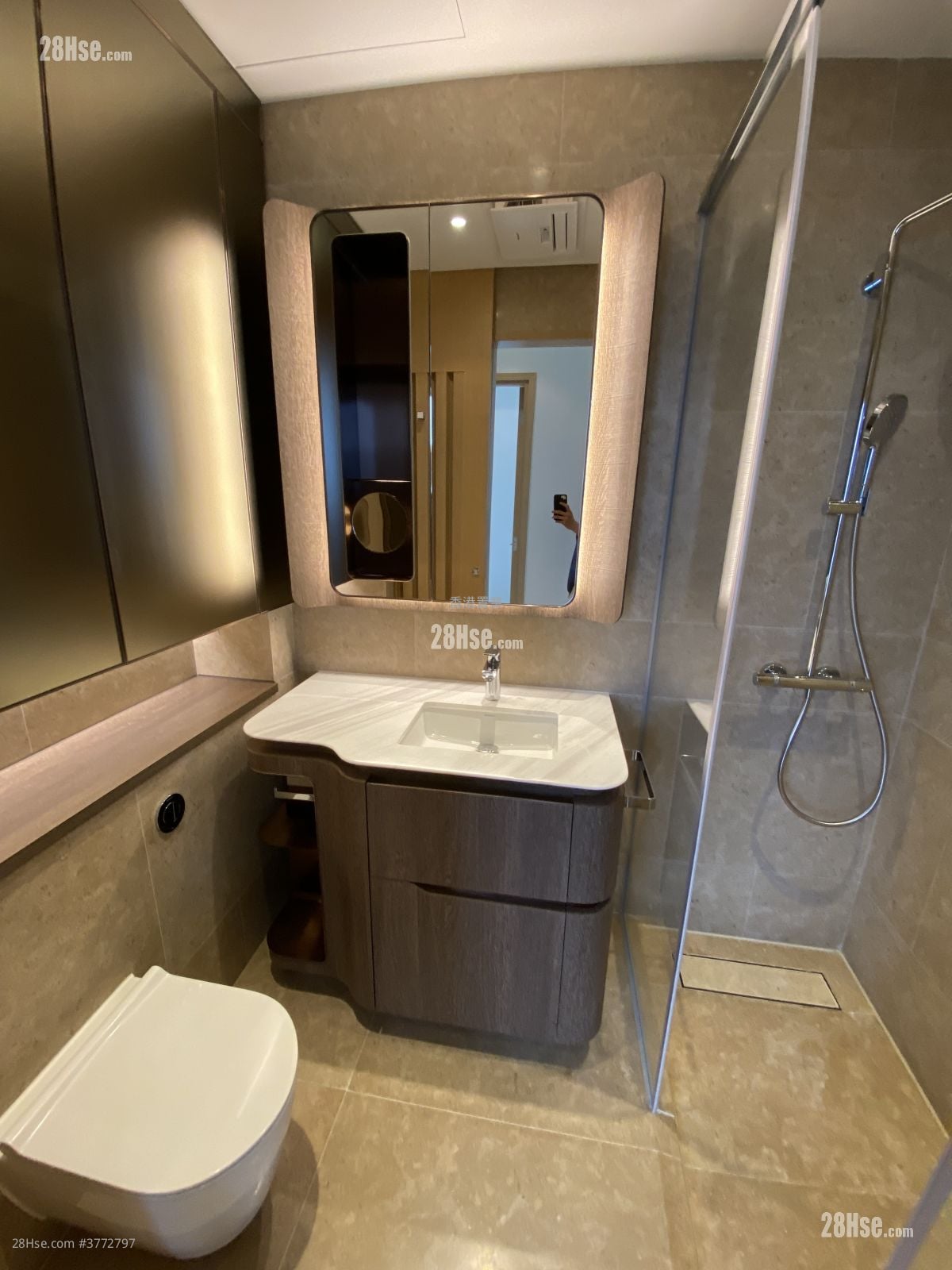 Lp10 Sell 4 Bedrooms , 3 Bathrooms 1,204 ft²