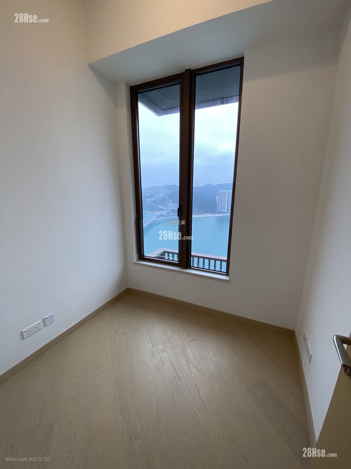 Lp10 Sell 4 Bedrooms , 3 Bathrooms 1,204 ft²