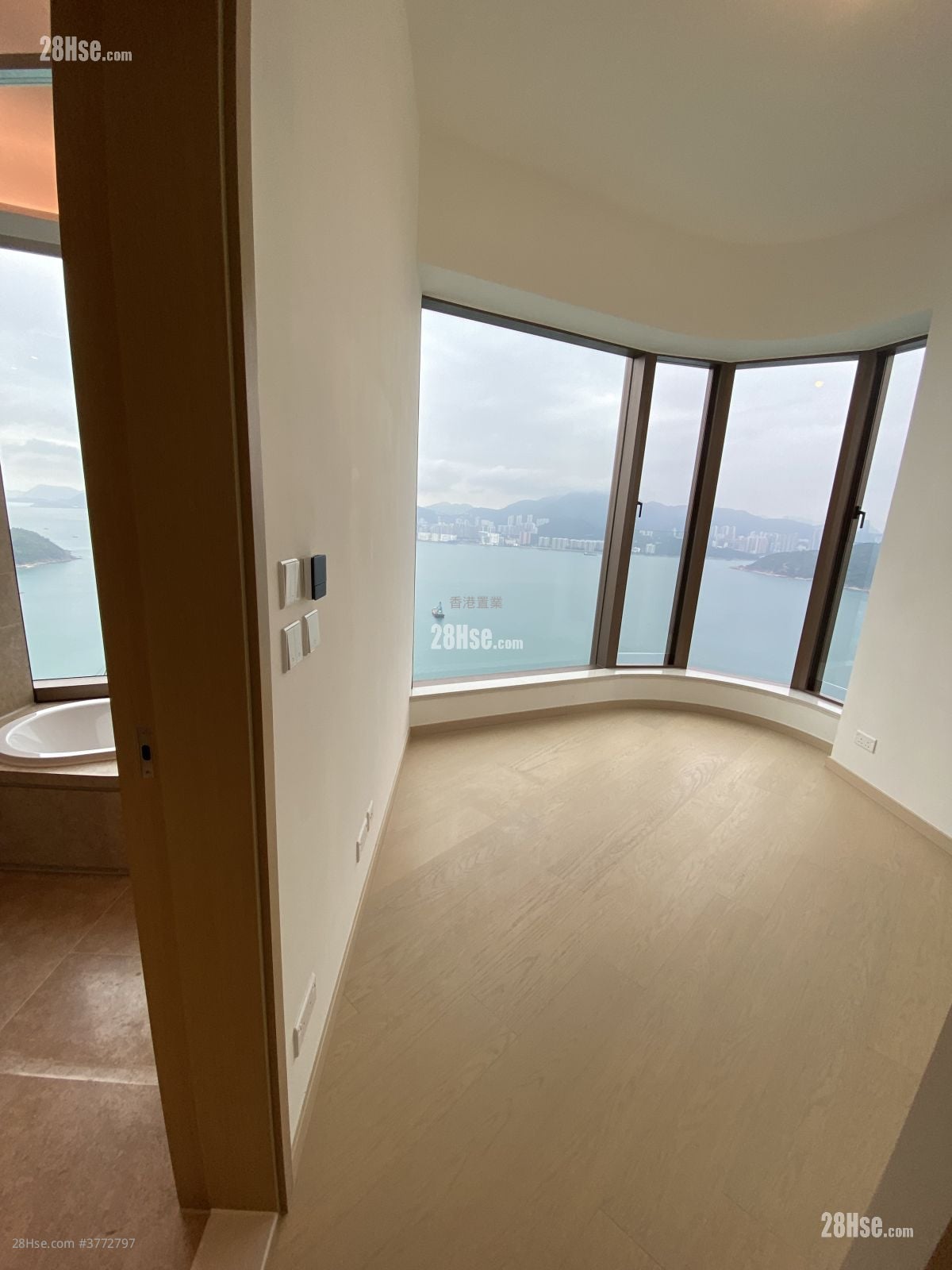 Lp10 Sell 4 Bedrooms , 3 Bathrooms 1,204 ft²