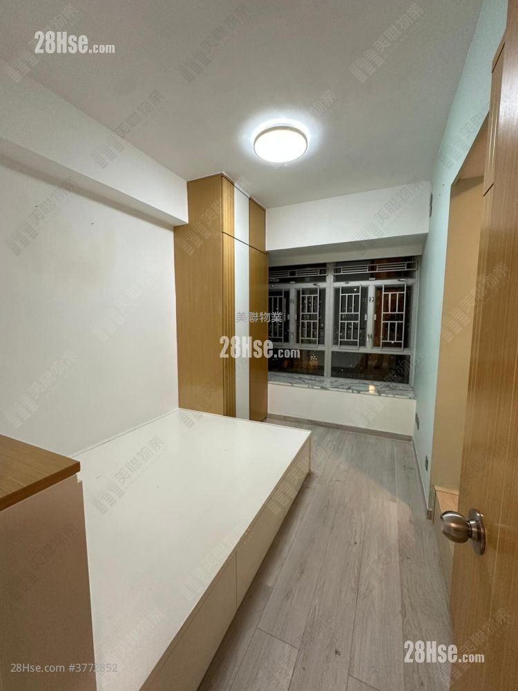 Tsuen Fung Centre Sell 3 Bedrooms 493 ft²