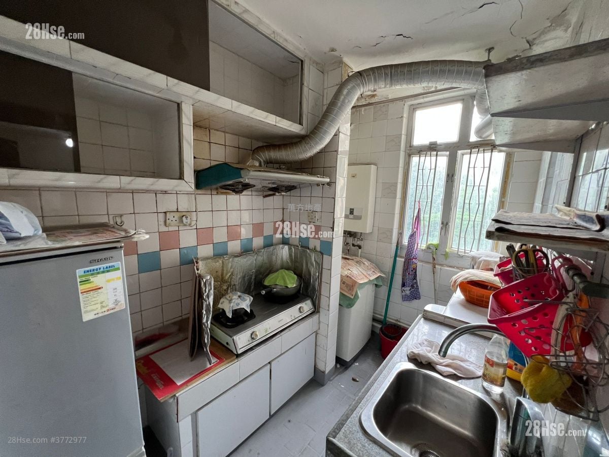 Hong Lam Court Sell 2 Bedrooms , 1 Bathroom 401 ft²