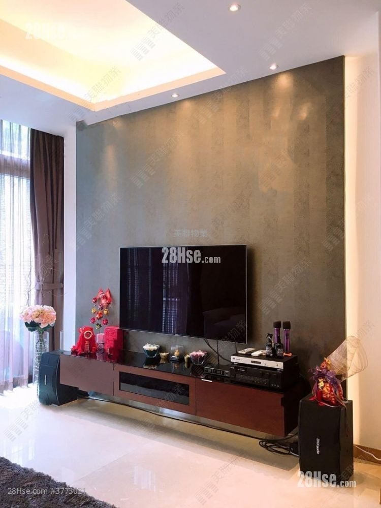 living room: The Green Sell 3 Bedrooms , 4 Bathrooms 1,315 ft²