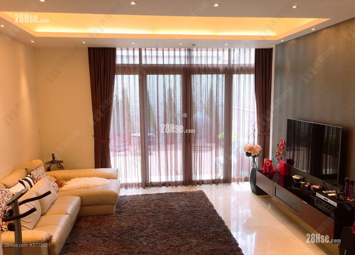 living room: The Green Sell 3 Bedrooms , 4 Bathrooms 1,315 ft²