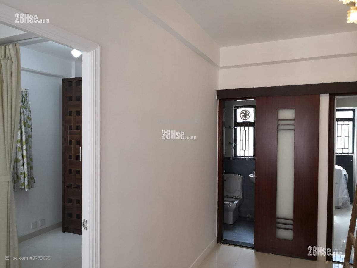 Tak Yue Mansion Sell 2 Bedrooms , 1 Bathroom 315 ft²